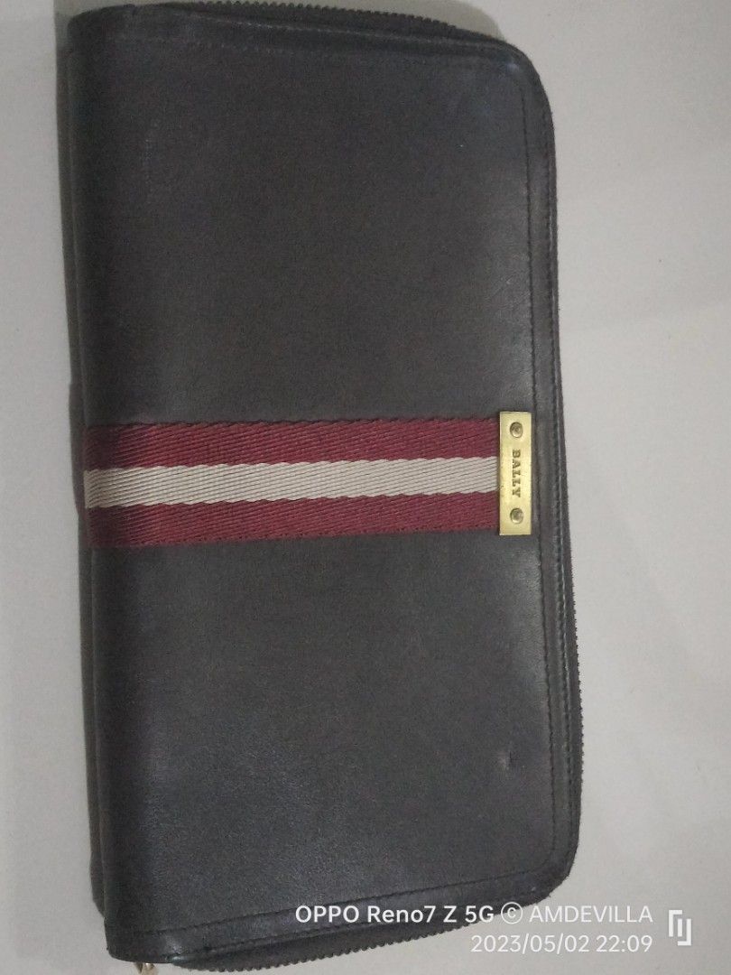 Large Bally Wallet (Category: Wallets & Card Holders) located in Batangas. Submitted by origami21 (Listing ID 1229828818, Image 1). Description: Like New Bally Wallet Flaw Zipper Puller.