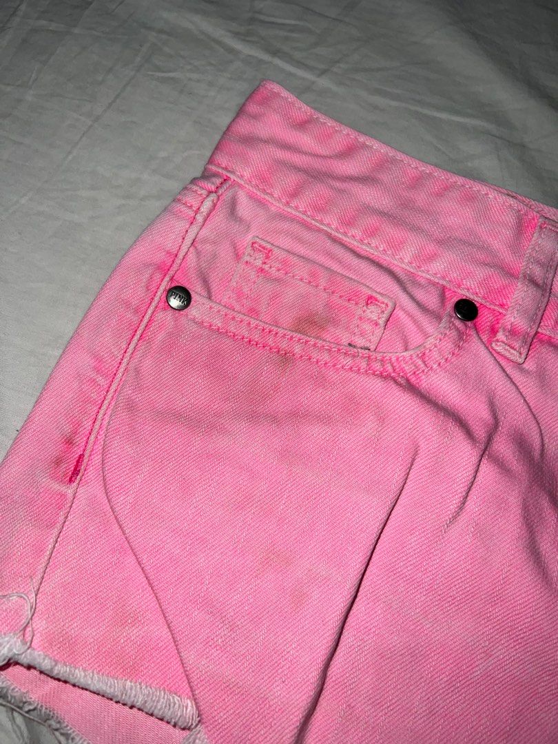PINK Shorts (Category: Shorts) located in Quezon City. Submitted by beesly (Listing ID 1229793312, Image 3). Description: 👉🏻 Size: XS-Small 👉🏻 denim neon pink 👉🏻 can do same day delivery 👉🏻 payment through gcash .