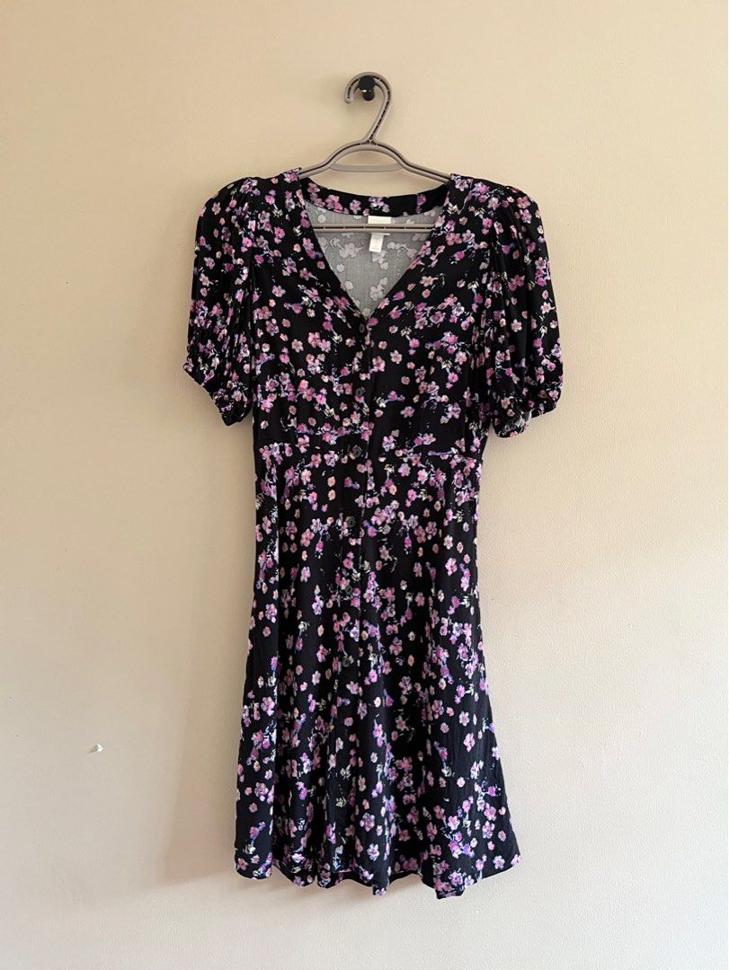 Preloved H&M Floral Dress (Category: Dresses) located in Marikina City. Submitted by declutteringmama08 (Listing ID 1229673983, Image 1). Description: SIZE SMALL Used twice lang then stored Looks new Super comfy Model’s height is 5’1.