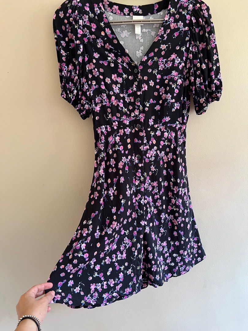 Preloved H&M Floral Dress (Category: Dresses) located in Marikina City. Submitted by declutteringmama08 (Listing ID 1229673983, Image 2). Description: SIZE SMALL Used twice lang then stored Looks new Super comfy Model’s height is 5’1.