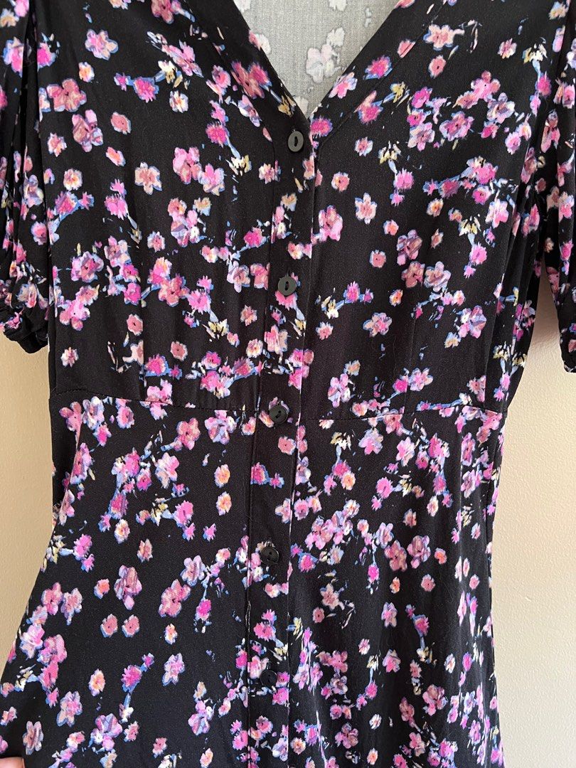 Preloved H&M Floral Dress (Category: Dresses) located in Marikina City. Submitted by declutteringmama08 (Listing ID 1229673983, Image 3). Description: SIZE SMALL Used twice lang then stored Looks new Super comfy Model’s height is 5’1.