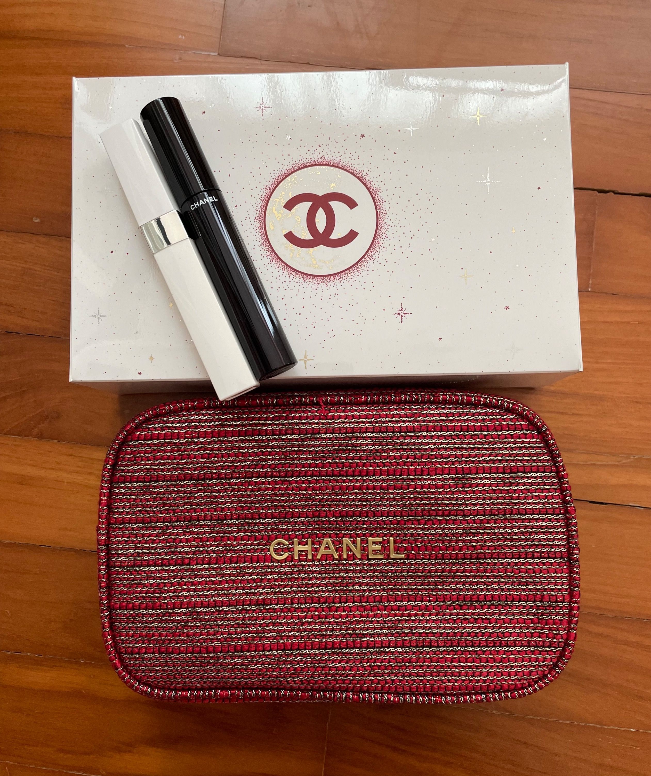 USA EXCLUSIVE* Chanel Beauty Red & Silver Tweed Cosmetic Pouch With 2  Mascaras Set (not 23S 23A), Luxury, Bags & Wallets on Carousell