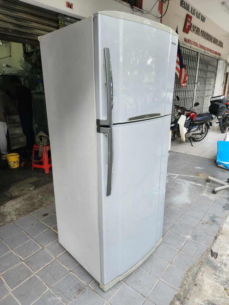 Used Toshiba 2 doors fridge 600L, refrigerator peti sejuk peti ais ...