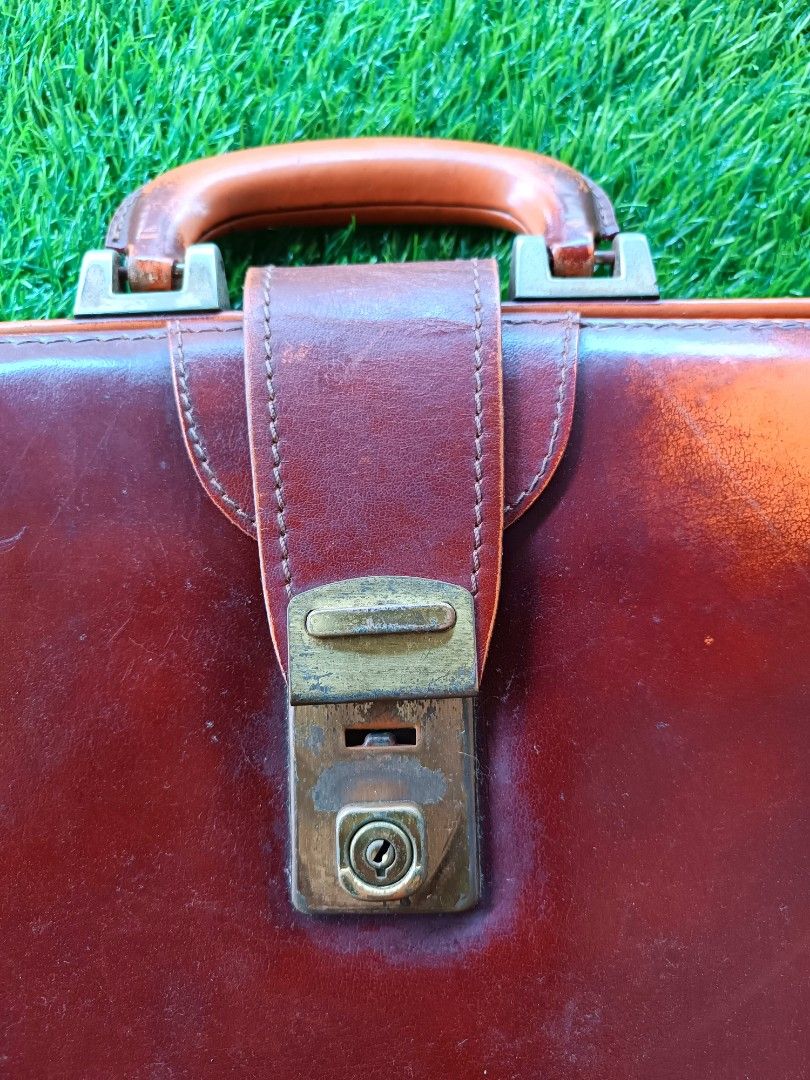 VINTAGE THICK LEATHER LARGE BRIEFCASE VTG, Men's Fashion, Bags