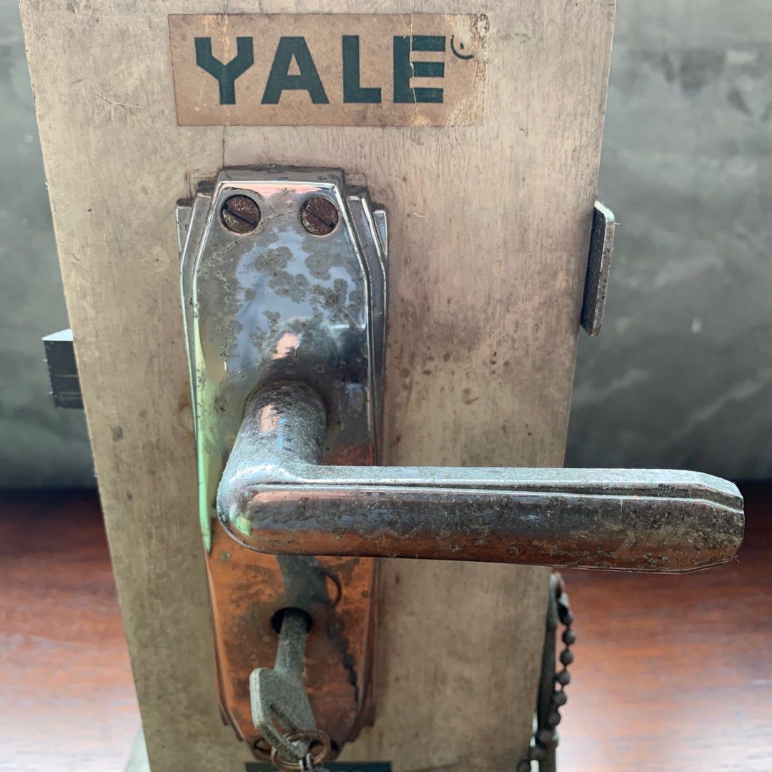 Vintage Yale door handle with key lock sample, 興趣及遊戲, 收藏品及紀念品, 古董收藏