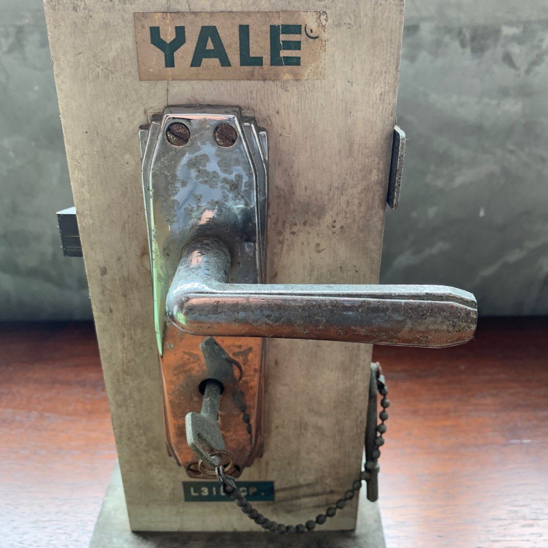 Vintage Yale door handle with key lock sample, 興趣及遊戲, 收藏品及紀念品, 古董收藏