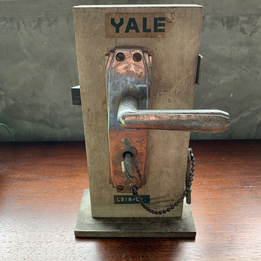 Vintage Yale door handle with key lock sample, 興趣及遊戲, 收藏品及紀念品, 古董收藏