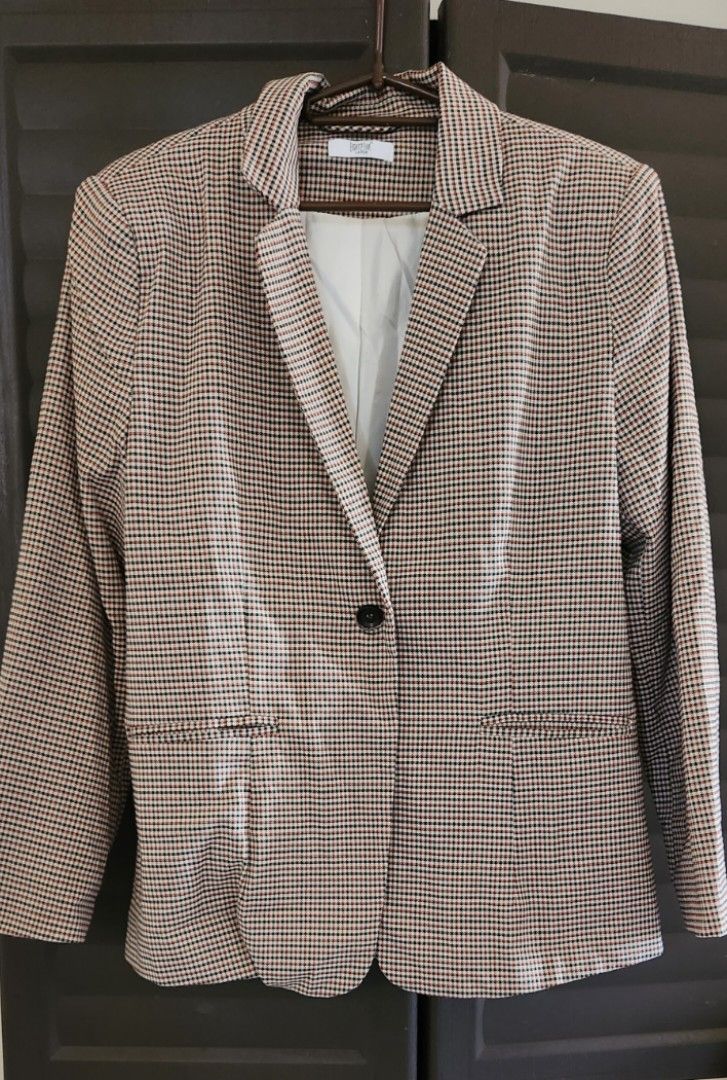 Women coat Pink Checkered (Category: Others Tops) located in San Fernando. Submitted by ashagreenpink (Listing ID 1229665312, Image 1). Description: large size in good conditon, thick.. good for business attire. used only once.. bought in Mall department store.