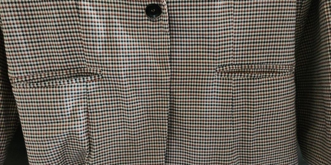 Women coat Pink Checkered (Category: Others Tops) located in San Fernando. Submitted by ashagreenpink (Listing ID 1229665312, Image 3). Description: large size in good conditon, thick.. good for business attire. used only once.. bought in Mall department store.