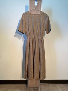 A room model 金色洋裝