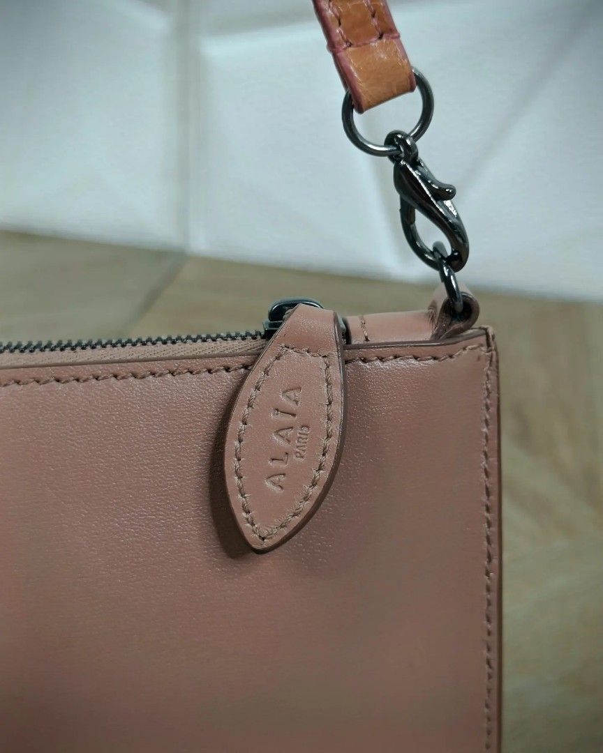 Pochette alaia 2025