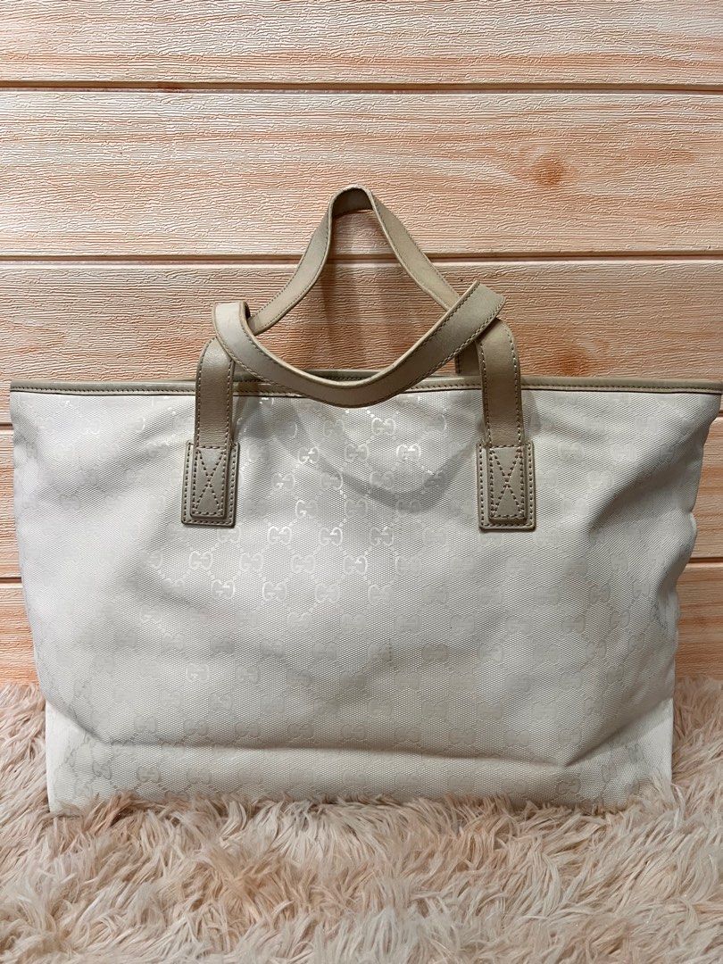 Authentic Gucci Imprime Bag (Category: Luxury Bags & Wallets) located in Cagayan de Oro. Submitted by riggstuffs (Listing ID 1232932647, Image 2). Description: Guaranteed Authentic Gucci White Imprime bag With code Exterior is made of coated canvas material in white color. Minimal signs of use but no major issue of the bag Clean and spacious interior Jacket type zipper with Gucci logo embossed st the back of the zipper. Dimension: H 11”x L 18” Ha