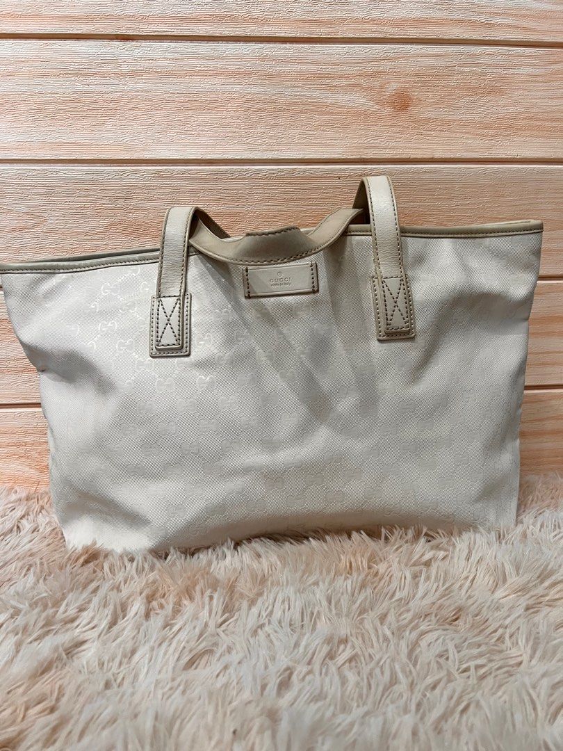 Authentic Gucci Imprime Bag (Category: Luxury Bags & Wallets) located in Cagayan de Oro. Submitted by riggstuffs (Listing ID 1232932647, Image 1). Description: Guaranteed Authentic Gucci White Imprime bag With code Exterior is made of coated canvas material in white color. Minimal signs of use but no major issue of the bag Clean and spacious interior Jacket type zipper with Gucci logo embossed st the back of the zipper. Dimension: H 11”x L 18” Ha
