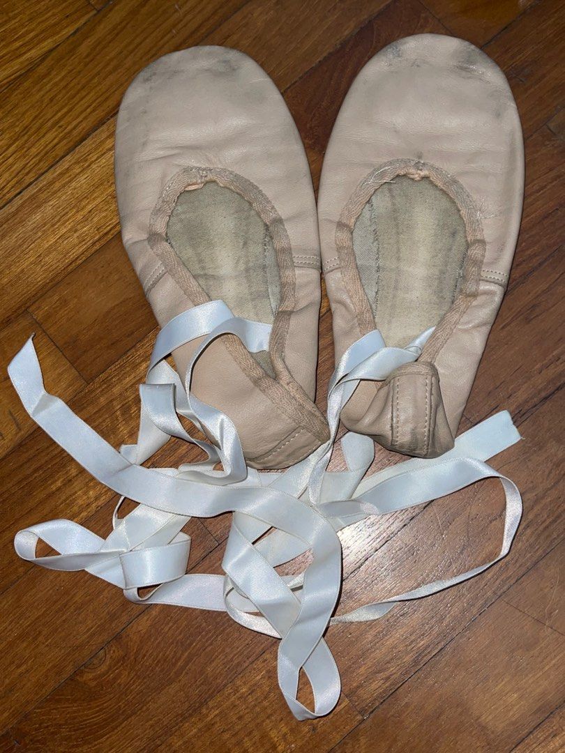 White ballet top shoes with ribbon