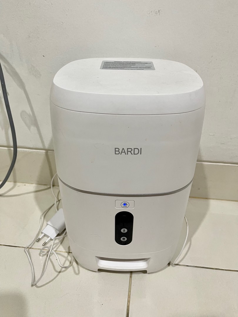 Bardi Pet Feeder Second with Box on Carousell