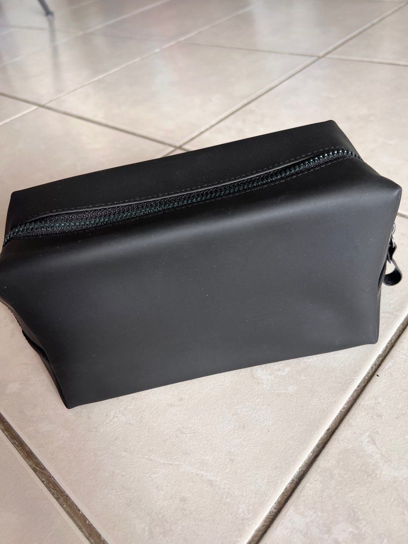 Burberry online travel pouch