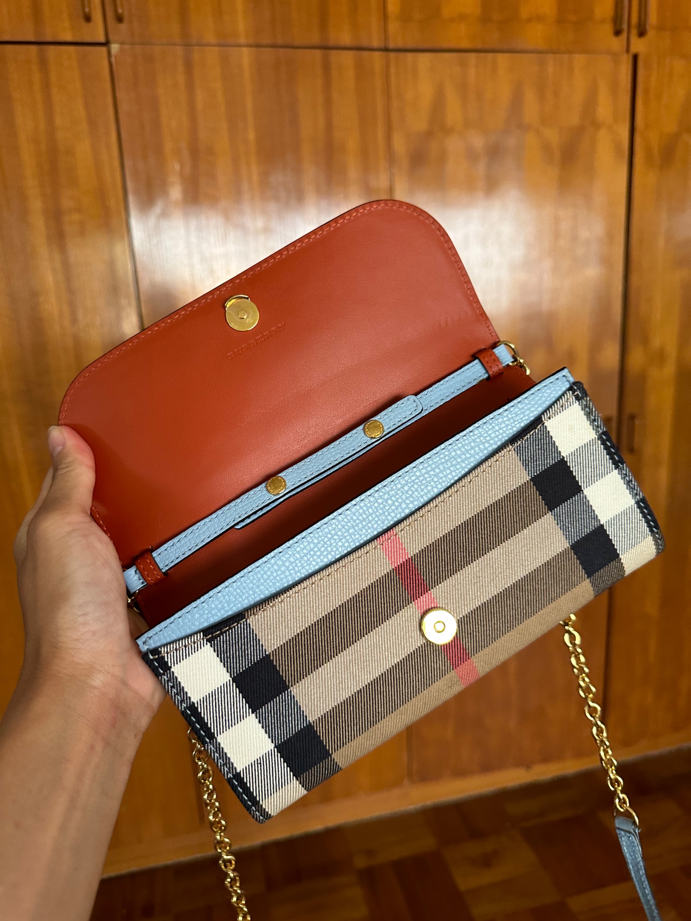 Burberry wristlet sale shop