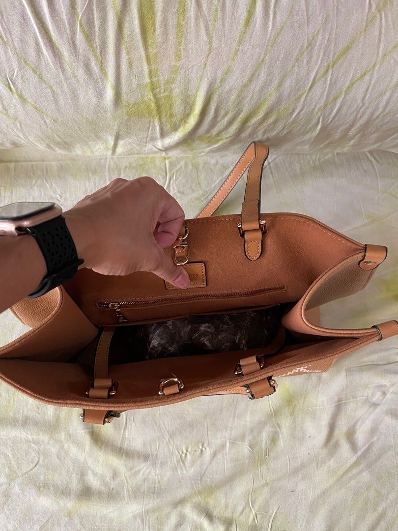 Caramel tote bag (Category: Tote Bags) located in Makati City. Submitted by argin (Listing ID 1232922805, Image 1). Description: Class A. Gold trimmings. Comes with dust bag. *DM for additional photos.