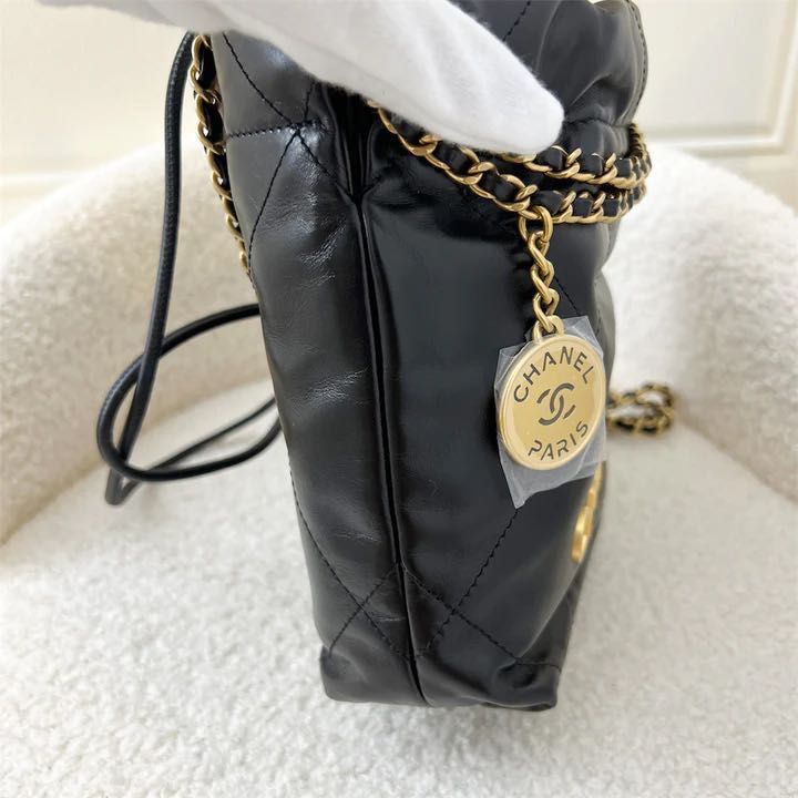 CHANEL 22 Small Handbag - Shiny calfskin & gold-tone metal — Fashion, CHANEL