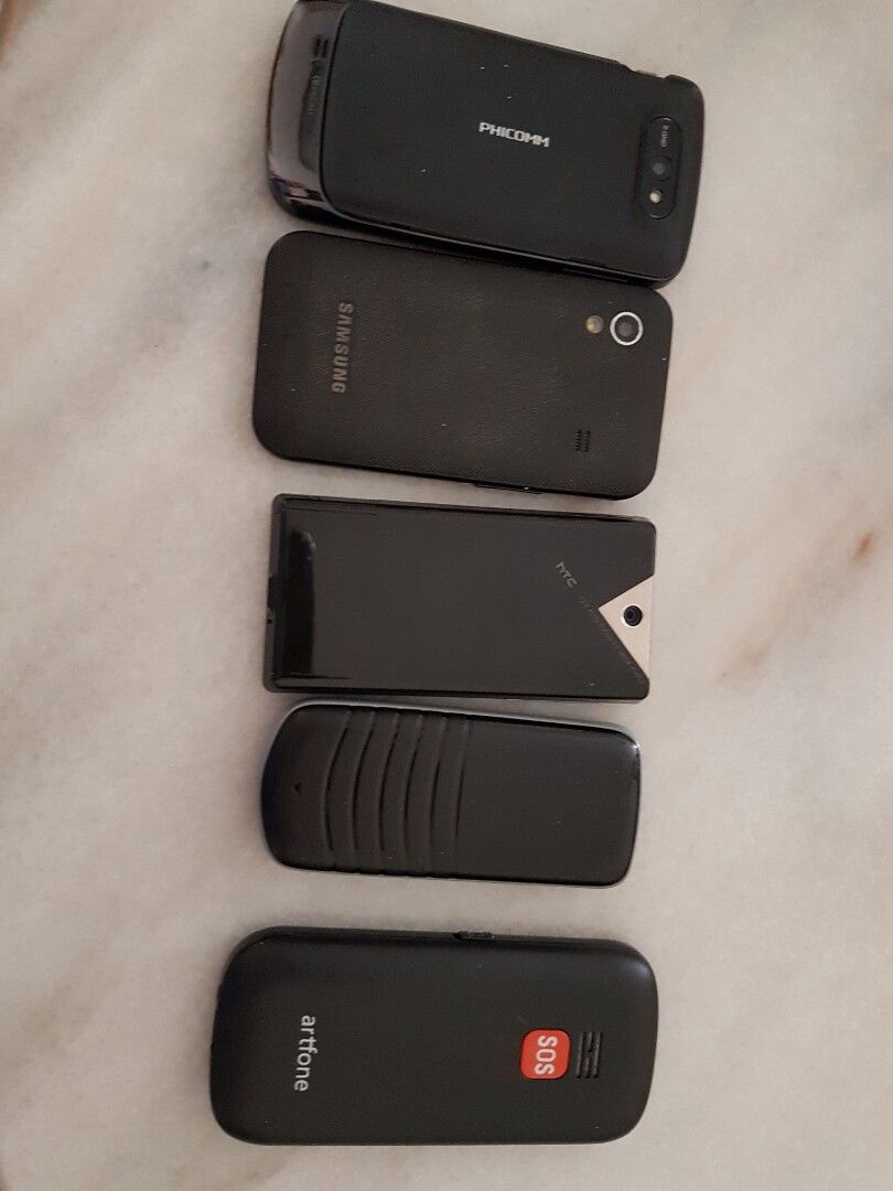 Different model (Category: Early Generation Mobile Phones) located in Singapore. Submitted by M222232 (Listing ID 1232286306, Image 2). Description: as pictures. consider spoilt. for parts.