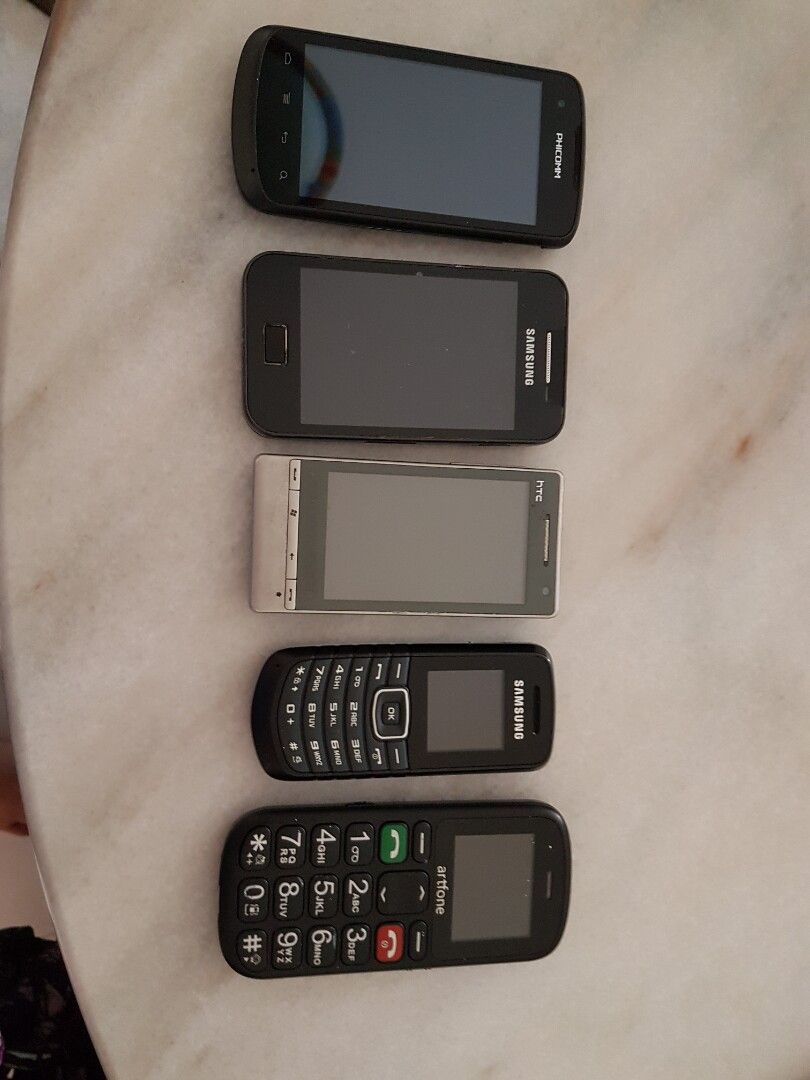 Different model (Category: Early Generation Mobile Phones) located in Singapore. Submitted by M222232 (Listing ID 1232286306, Image 1). Description: as pictures. consider spoilt. for parts.