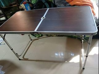 Folding camping table