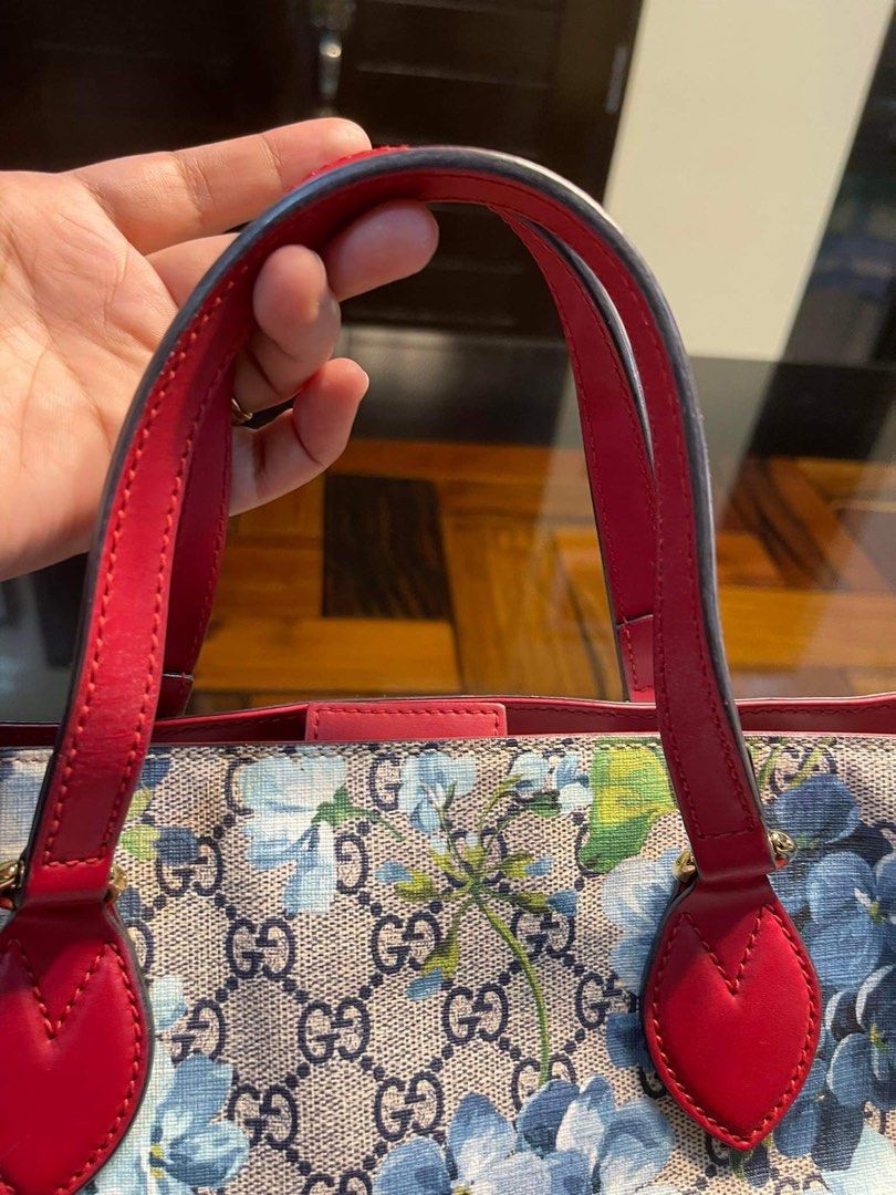 Gucci Blooms Two Way Tote Bag (Category: Luxury Bags & Wallets) located in Batangas. Submitted by tenchi_authlux (Listing ID 1232949364, Image 3). Description: Comes with dust bag. Guaranteed authentic! Bought from Greenbelt. This is such a steal for a Gucci tote! 💗.