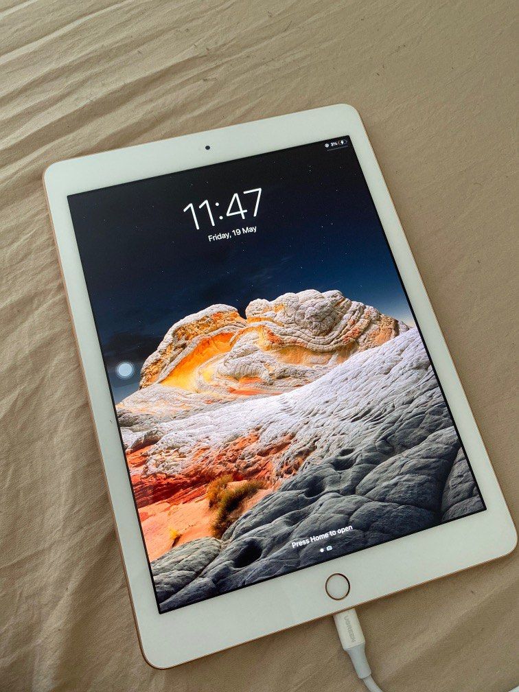 iPad 6 Generation 32gb (Wi-Fi) , Mobile Phones & Gadgets, Tablets
