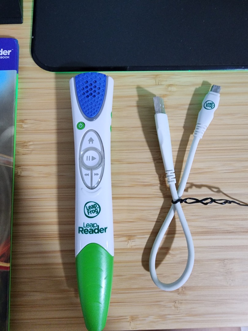 Leap Frog Reader pen and 2 books, Hobbies & Toys, Books & Magazines