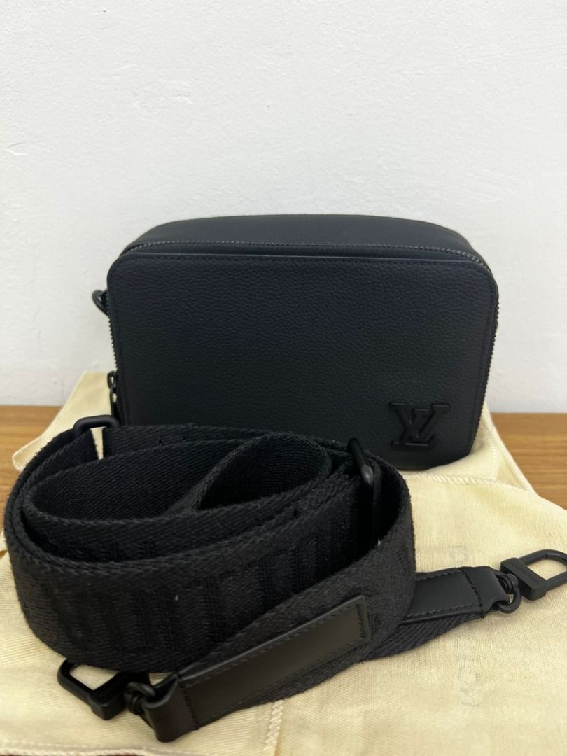 LOUIS VUITTON LOUIS VUITTON Alpha wearable wallet Shoulder Bag M59161  leather Black Used mens M59161