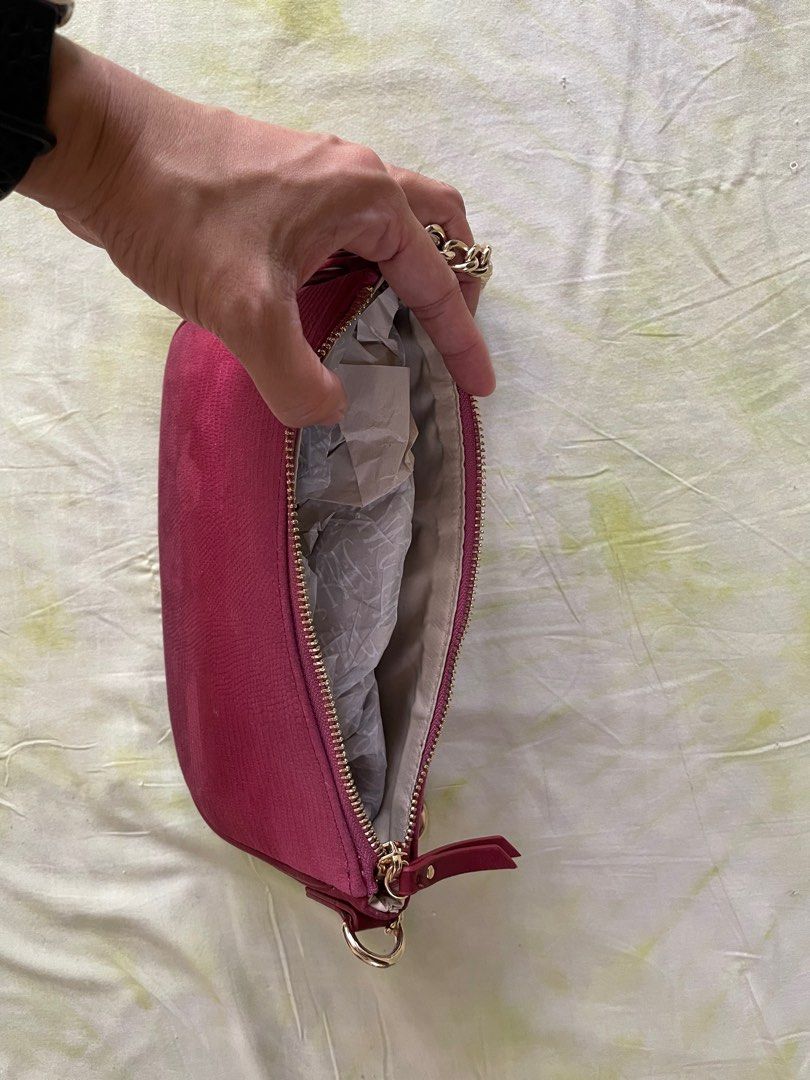 Maroon gradient purse (Category: Purses & Pouches) located in Makati City. Submitted by argin (Listing ID 1232921333, Image 2). Description: Brand new. Never been used. Made of felt-like material. Gold trimmings..