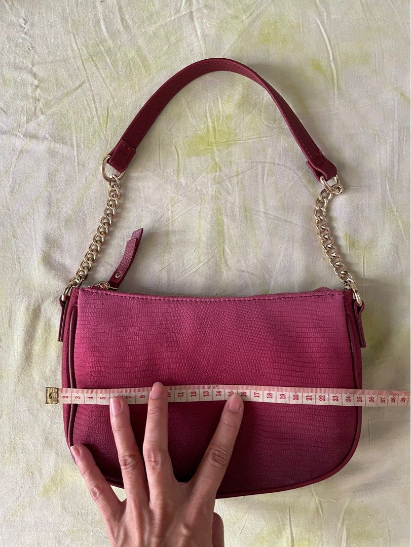 Maroon gradient purse (Category: Purses & Pouches) located in Makati City. Submitted by argin (Listing ID 1232921333, Image 3). Description: Brand new. Never been used. Made of felt-like material. Gold trimmings..