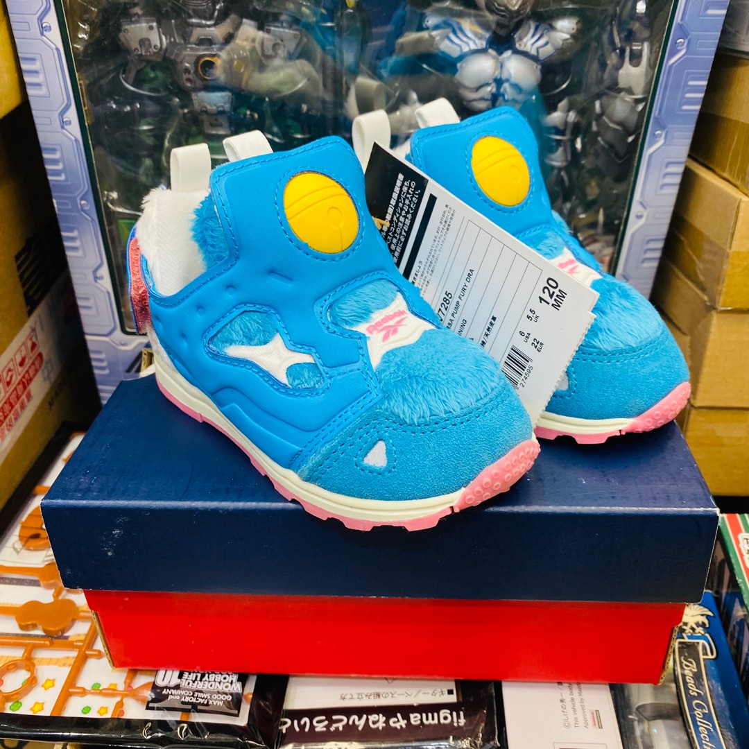 リーボック　Reebok ドラえもん　24.5 色鮮やかな“ドラえもん”カラーのインスタポンプ フューリー誕生