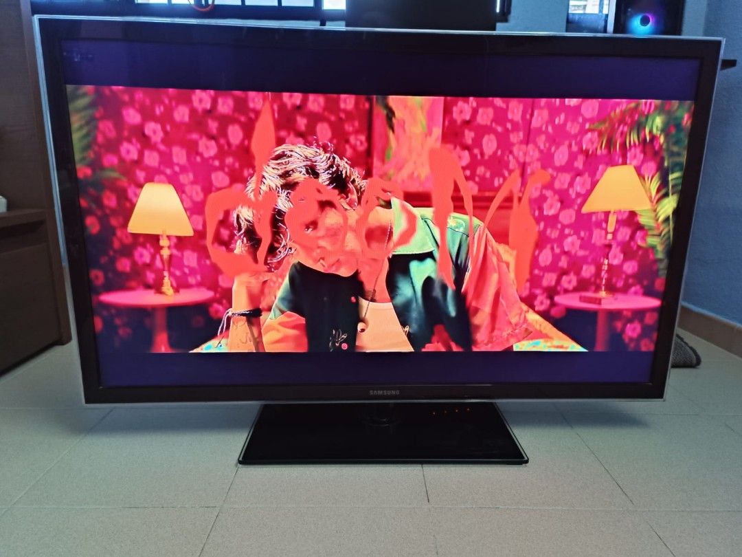 Samsung TV + Sound bar, TV & Home Appliances, TV & Entertainment, TV on