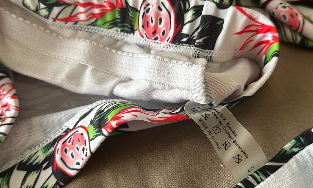 Shein Cropped Rash Guard, Women's Fashion, Swimwear, Rash guard on