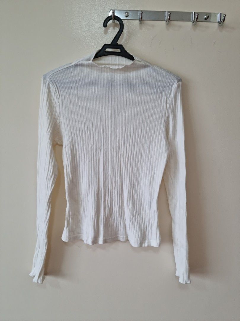 Shein White Long Sleeves (Category: Longsleeves) located in Paranaque City. Submitted by icabelulia (Listing ID 1232909619, Image 1). Description: .