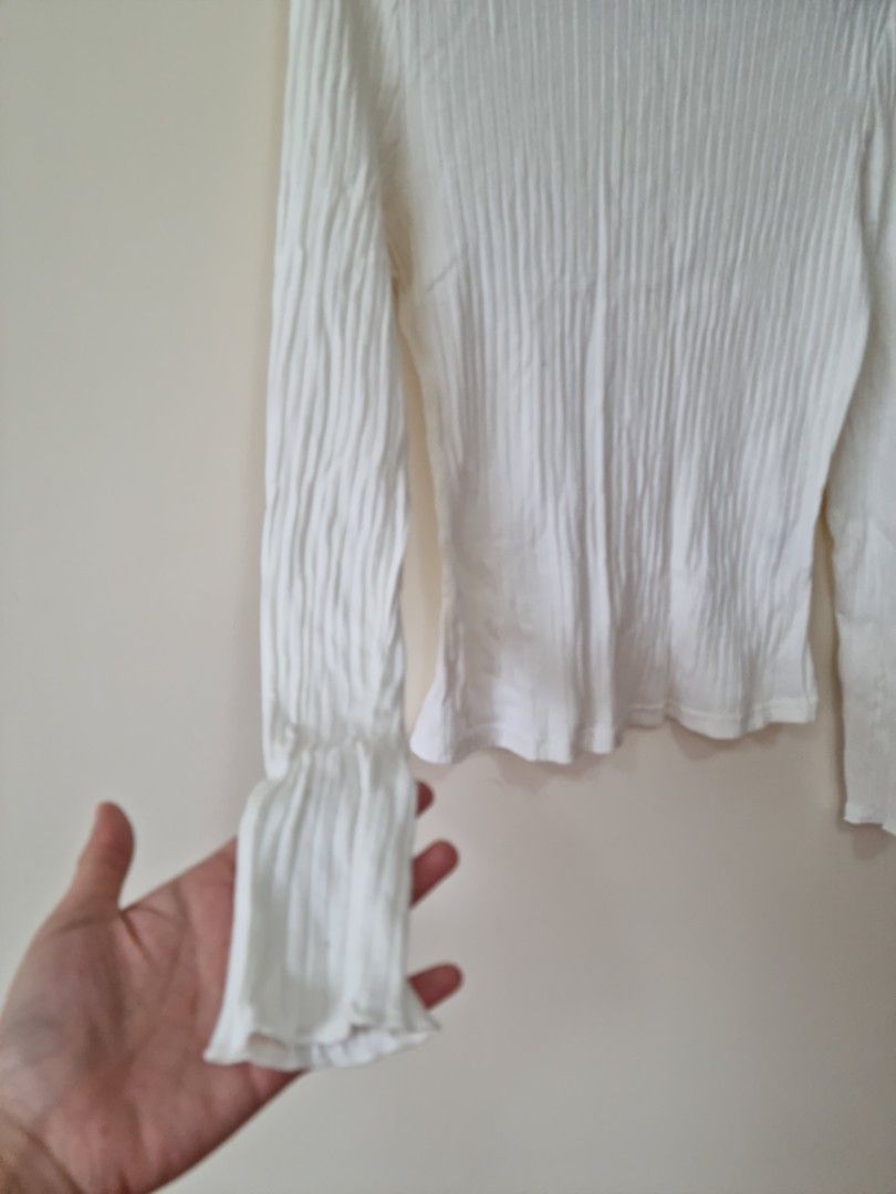 Shein White Long Sleeves (Category: Longsleeves) located in Paranaque City. Submitted by icabelulia (Listing ID 1232909619, Image 3). Description: .