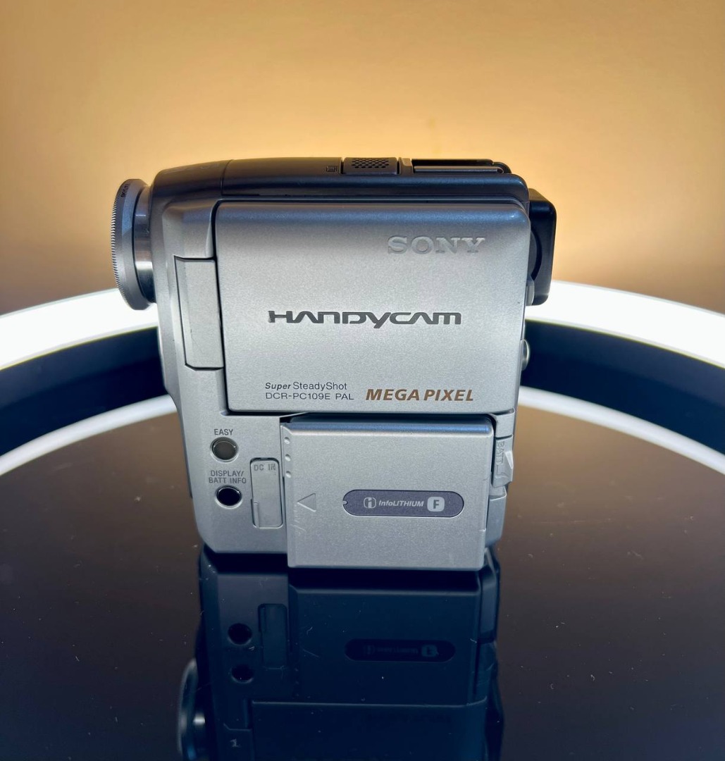 Sony Handycam DCRPC109E Pal / memory stick pro duo, Photography, Video