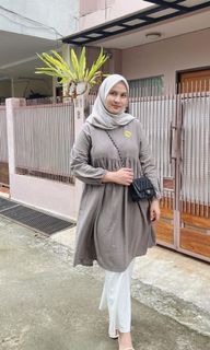 Sunny tunic suede by Giyomi Hijab x Dwihanda blouse tunik muslim busui heaven lights vanilla hijab buttonscarves