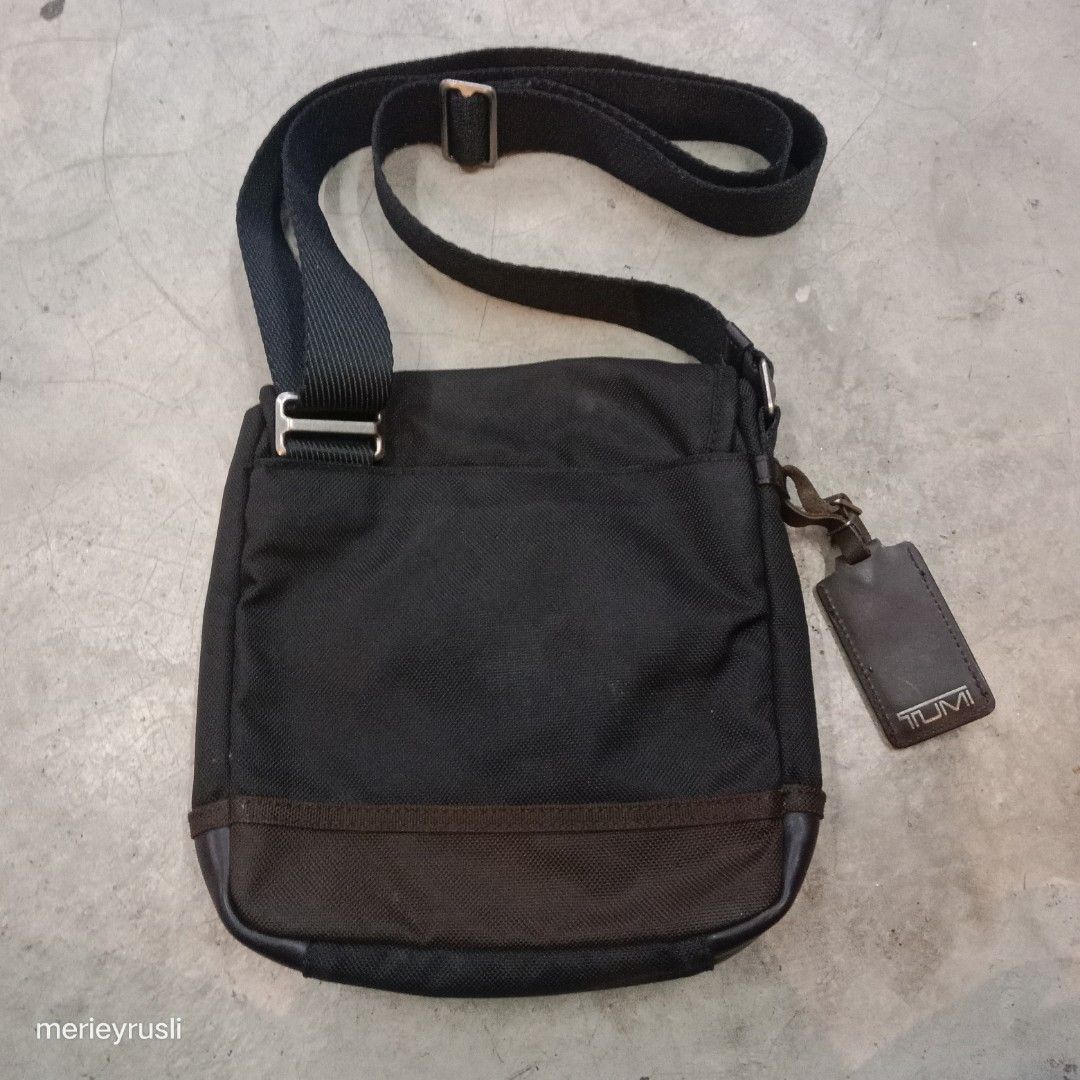 Tumi quincy hotsell expansion slim crossbody