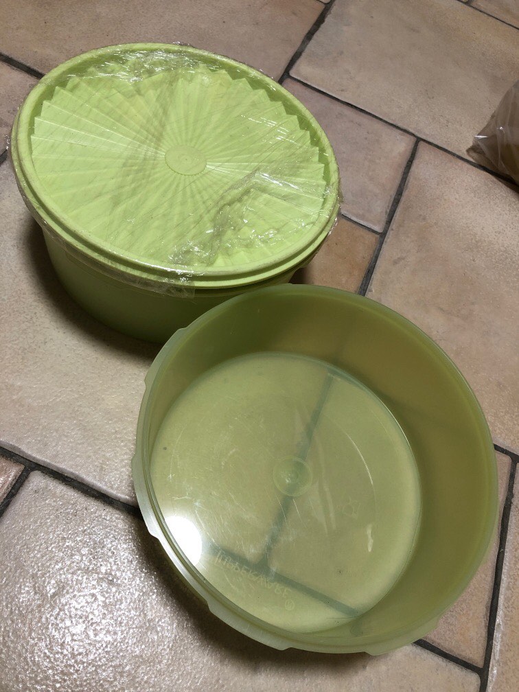Tupperware round container, Furniture & Home Living, Kitchenware