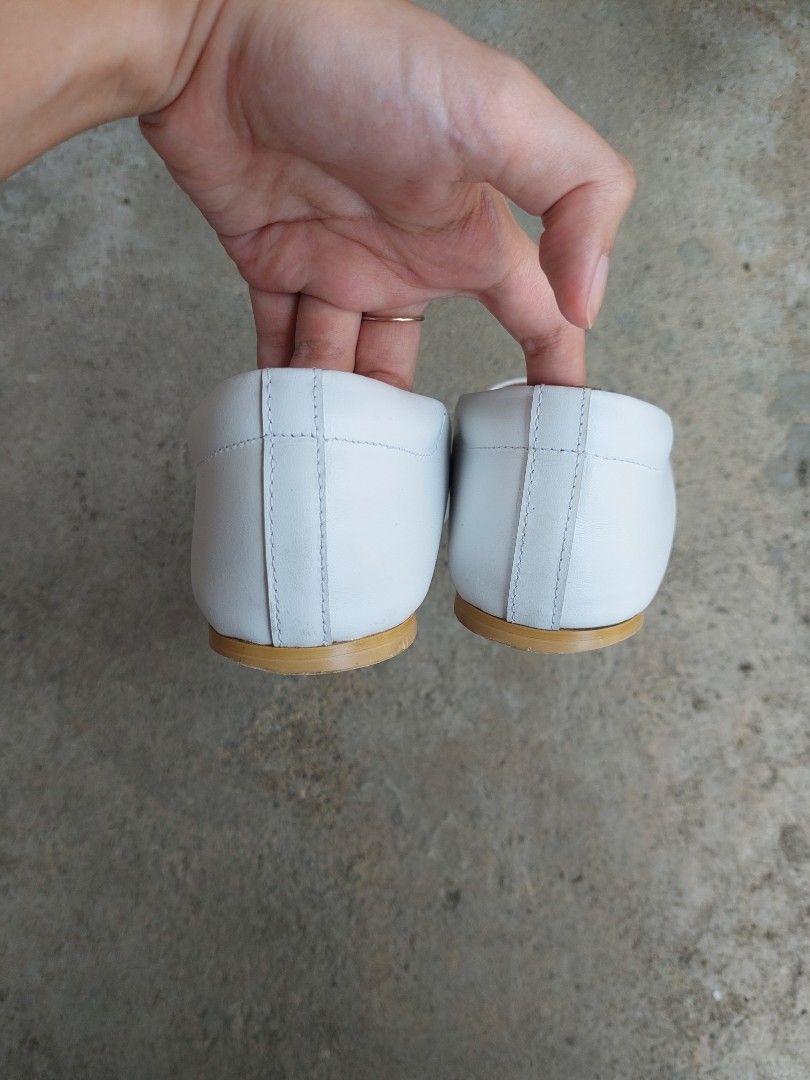 Andante Ballerine Flat in White (Category: Flats & Sandals) located in Santa Maria. Submitted by shopricaaa (Listing ID 1233026623, Image 2). Description: Andante size 9. extra padding I stuck on the insides can be removed hehe has minor flaws but unnoticeable (pls check photos posted). message me if you have concerns! ♡.