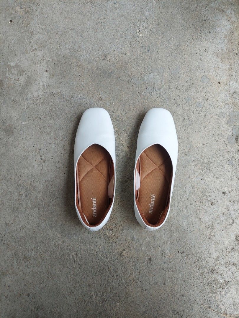 Andante Ballerine Flat in White (Category: Flats & Sandals) located in Santa Maria. Submitted by shopricaaa (Listing ID 1233026623, Image 1). Description: Andante size 9. extra padding I stuck on the insides can be removed hehe has minor flaws but unnoticeable (pls check photos posted). message me if you have concerns! ♡.