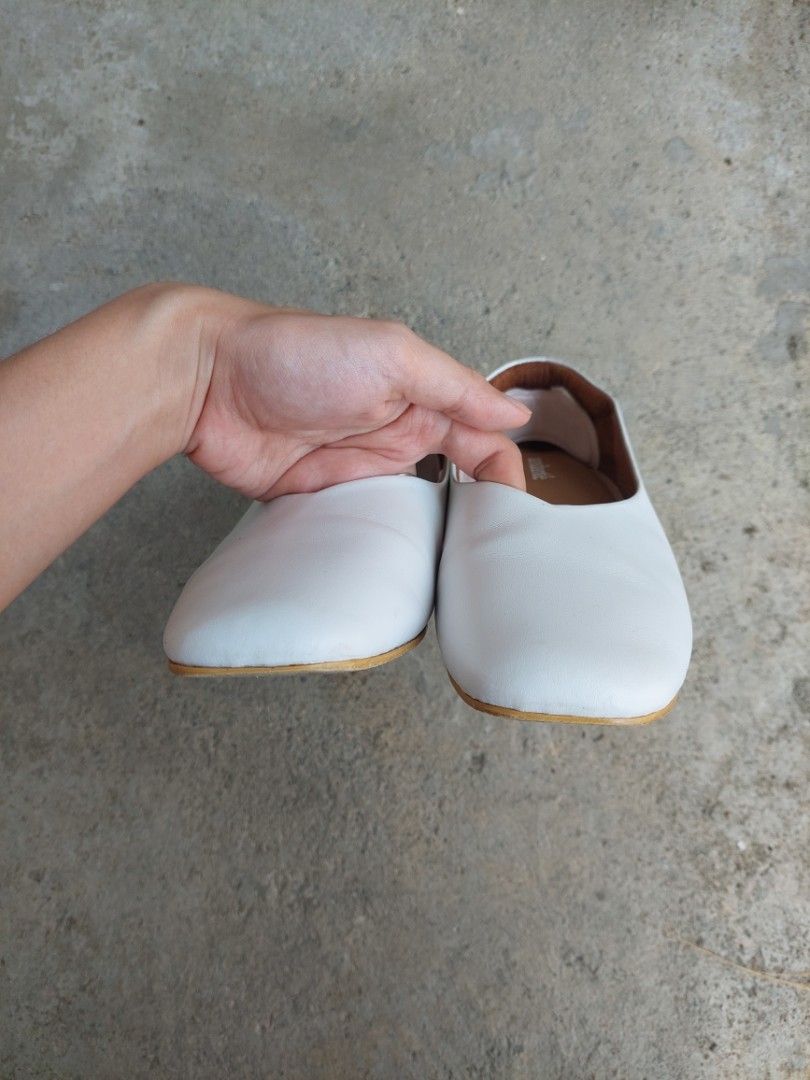 Andante Ballerine Flat in White (Category: Flats & Sandals) located in Santa Maria. Submitted by shopricaaa (Listing ID 1233026623, Image 3). Description: Andante size 9. extra padding I stuck on the insides can be removed hehe has minor flaws but unnoticeable (pls check photos posted). message me if you have concerns! ♡.