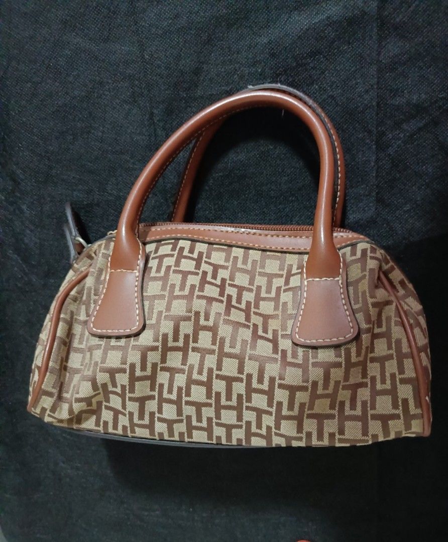 30 Nett. Few delivery. Tommy Hilfiger bag