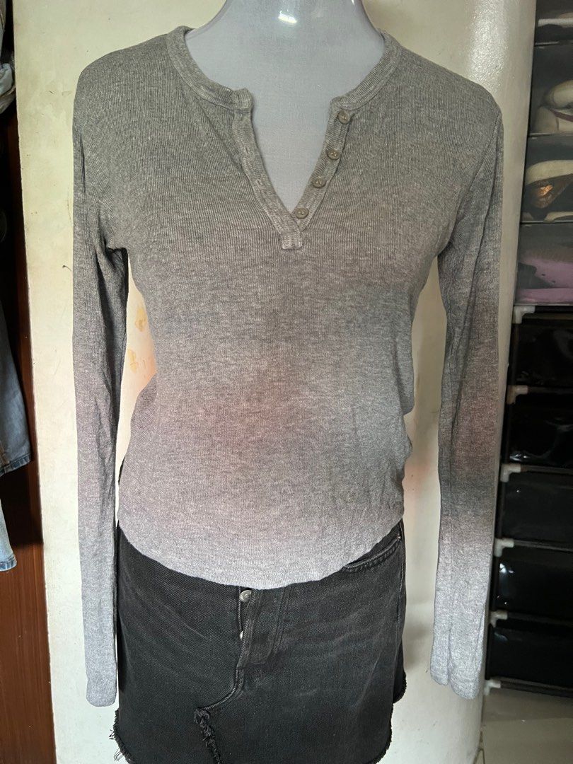 Brandy Melville Knitted Top (Category: Longsleeves) located in Caloocan City. Submitted by jayneejeonsmiling (Listing ID 1233090295, Image 1). Description: Excellent condition Minimal signs of usage Super soft fabric Best fit M-L frame.