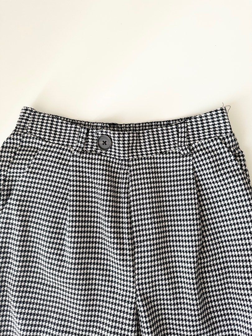 Checkered Pants - Stradivarius (XS) (Category: Other Bottoms) located in Taguig. Submitted by k_bloom (Listing ID 1233129474, Image 3). Description: Item: Checkered Pants Brand: Stradivarius Color: Black & White Size: XS ——————————————————————— Mode of Payment: Online payment only via Gcash, BPI, BDO or UnionBank Delivery: Shipping fee c/o buyer Within NCR- via lalamove/grab/J&T Outside NCR- via LBC/J&T.