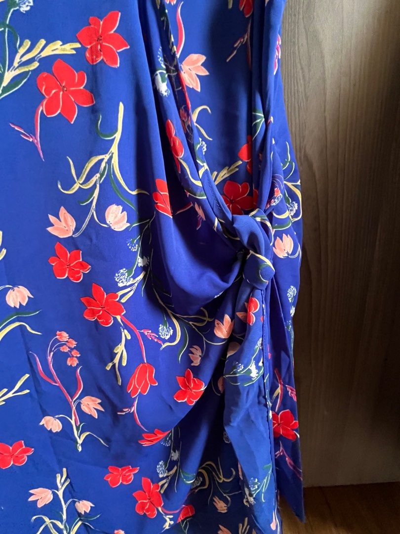Cotton On summer wrap dress (Category: Dresses) located in Pasig City. Submitted by yoursforless2 (Listing ID 1233038359, Image 3). Description: Selling this Cotton On floral wrap dress. Straps are adjustable and its’s a wrap dress so you can adjust it around the waist as well :) So cute when worn, perfect for beach trips or even for date nights 🫶 Best fits XS-S only RFS: selling clothes that don’t fit me anymore .