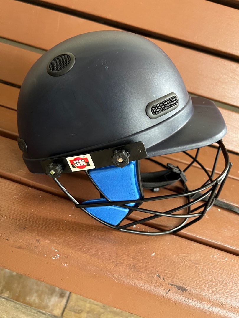 Cricket Helmet Adult size (L), Sports Equipment, Other Sports