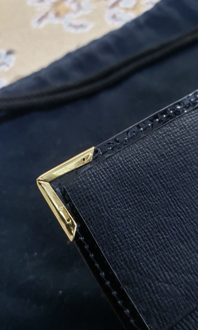 Dunhill crokodile leather (Category: Luxury Accessories) located in Manila. Submitted by mistej (Listing ID 1233191906, Image 3). Description: dunhill rare crokodile leather wallet exelent condition minor on outside unuse made in england.